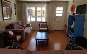 CASA FULL, Centro, 130m quadrados, 9 Pessoas, Wi-Fi, 3 Quartos, Cozinha e Sala Integrados, 2 Banheiros, Varanda, Garagem Coberta 1 carro, Estacionamento Interno 3 Carros, Churrasqueira, Lareira de Alta Performance, Fogão de Ferro